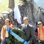 due sicilie_fenestrelle corteo Il gruppo di patrioti Duosiciliani mentre depongono una corona di alloro