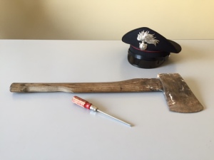 Carabinieri Trani accetta e cacciavite