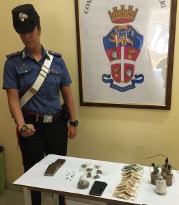 carabinieri La droga e le bombe carta sequestrate.